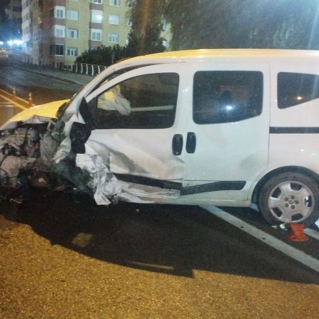 Kocaeli'de hafif ticari araç ile otomobilin çarpıştığı kazada 2 kişi yarala...