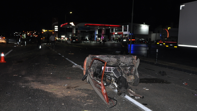 Manisa'da kamyonet ile çarpışan otomobil ikiye ayrıldı: 5 ölü, 6 yaralı (2)