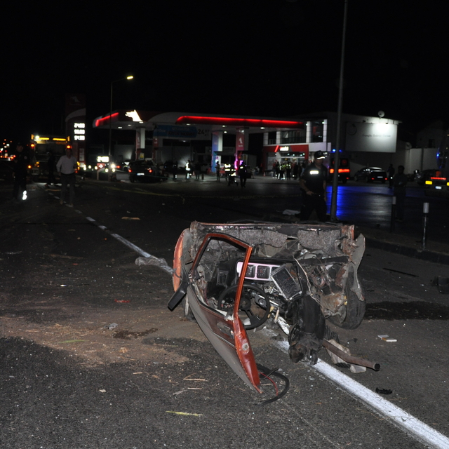Manisa'da kamyonet ile çarpışan otomobil ikiye ayrıldı: 5 ölü, 6 yaralı (2)