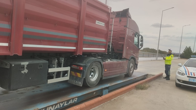 Edirne'de taşıma sınırını aşan kamyon sürücüsüne 25 bin 469 lira ceza