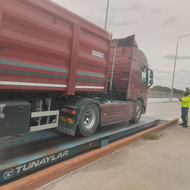 Edirne'de taşıma sınırını aşan kamyon sürücüsüne 25 bin 469 lira ceza