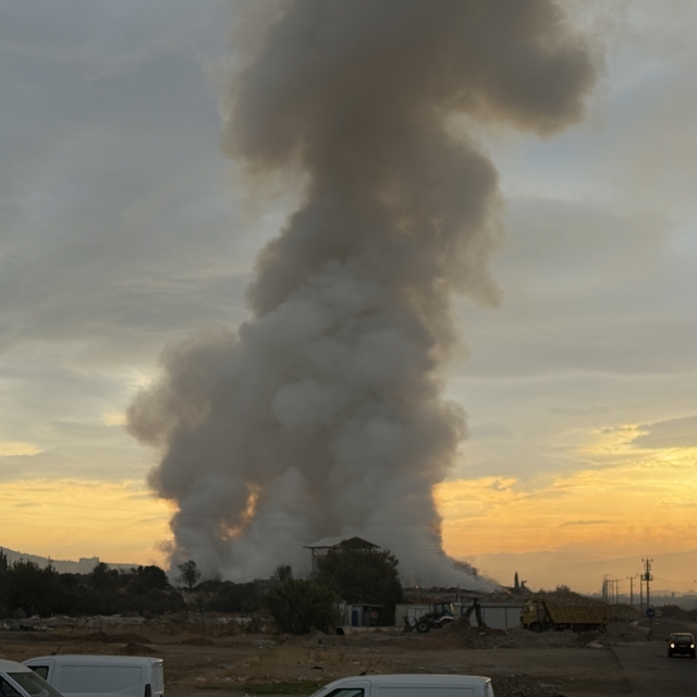 İzmir'de çöp aktarma noktasında çıkan yangına müdahale ediliyor