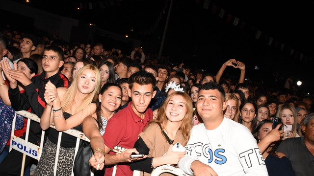 Şarkıcı Simge Sağın, Germencik'te konser verdi