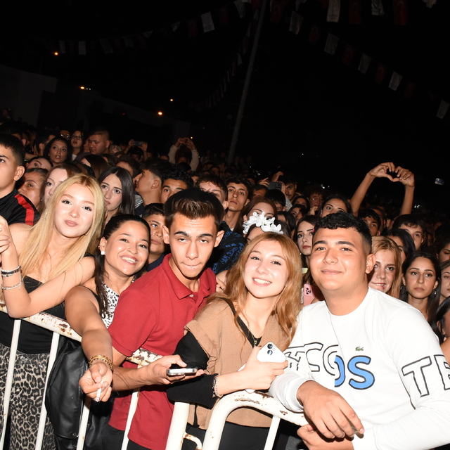 Şarkıcı Simge Sağın, Germencik'te konser verdi