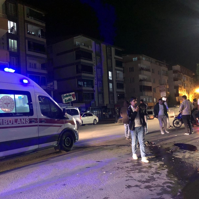 Hizan'da hafif ticari araçla çarpışan motosikletin sürücüsü yaralandı