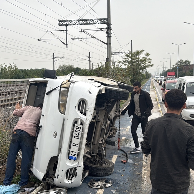 Kocaeli'de devrilen panelvanın sürücüsü yaralandı