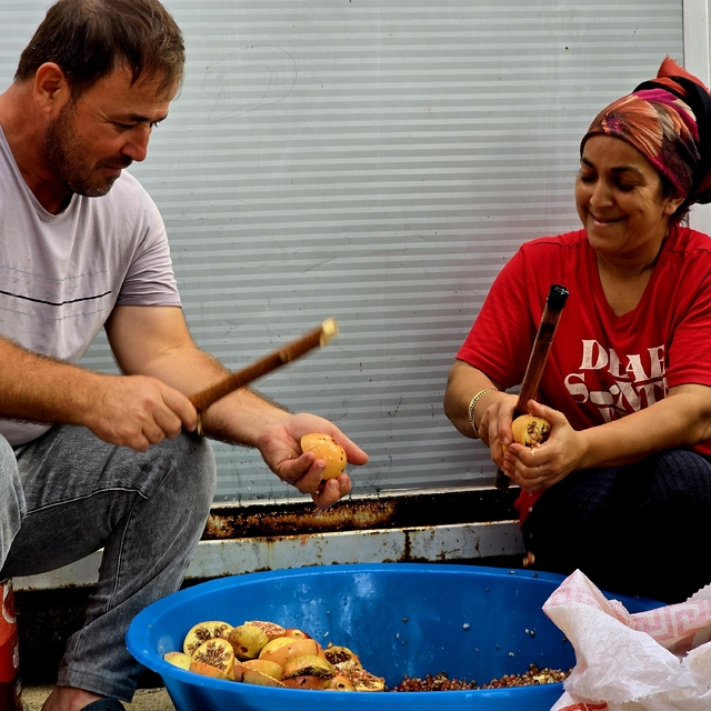 Mahalleliyi birleştiren imece geleneği; nar ekşisi