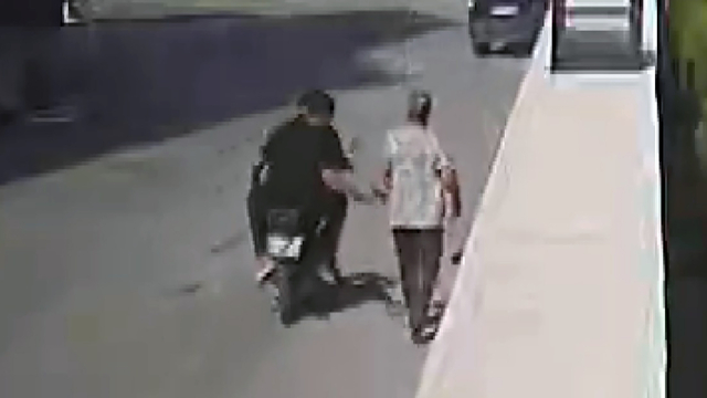 Motosikletli kapkaççılar, markete giden kadının cep telefonunu alıp kaçtı