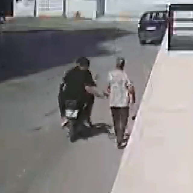 Motosikletli kapkaççılar, markete giden kadının cep telefonunu alıp kaçtı