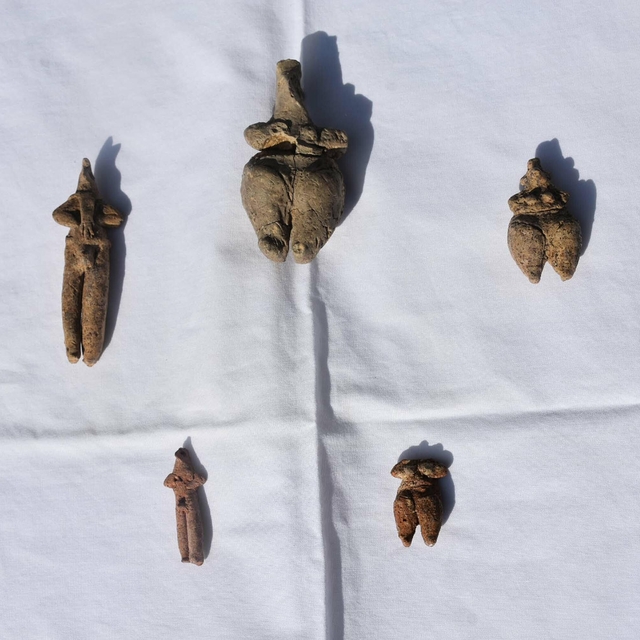 Ulucak Höyüğü'nde 8 bin yıllık 5 heykelcik bulundu