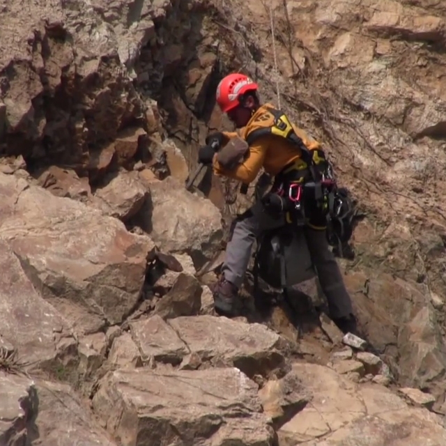 Sel afeti sonrası endüstriyel dağcılar 'riskli kaya' avında