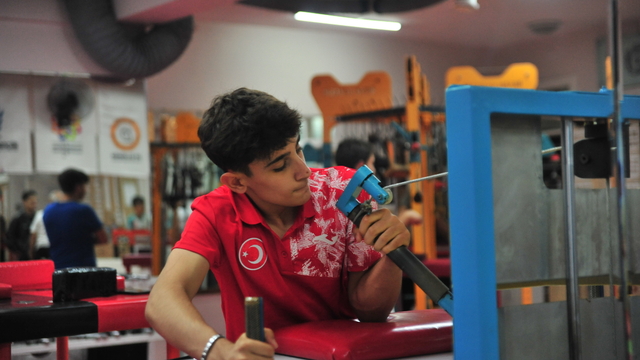 Özel tasarlanan spor aletleriyle antrenman yapıp, Avrupa ve dünya şampiyonu oluyorlar