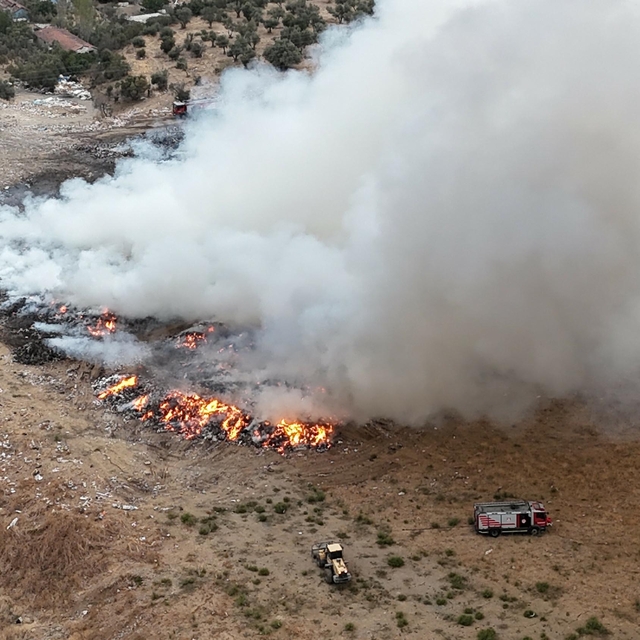 İzmir'de çöp transfer merkezinde yangın; alevler 5 saatte kontrol altında