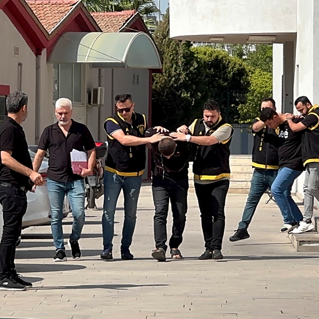 Adana'da kapkaç yöntemiyle cep telefonu çalan 2 zanlı tutuklandı