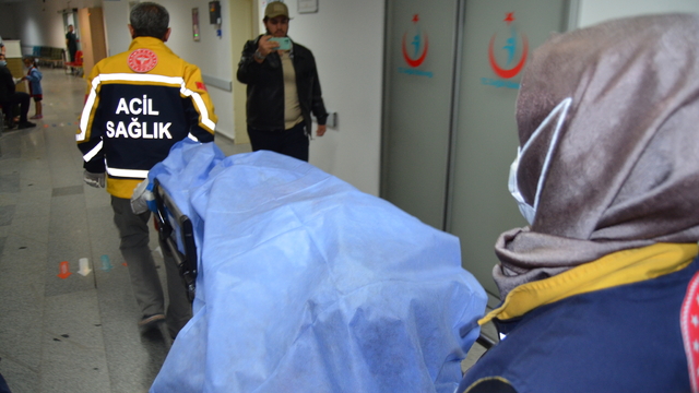 Kavgada birbirini bıçaklayan 2 kişi yaralandı