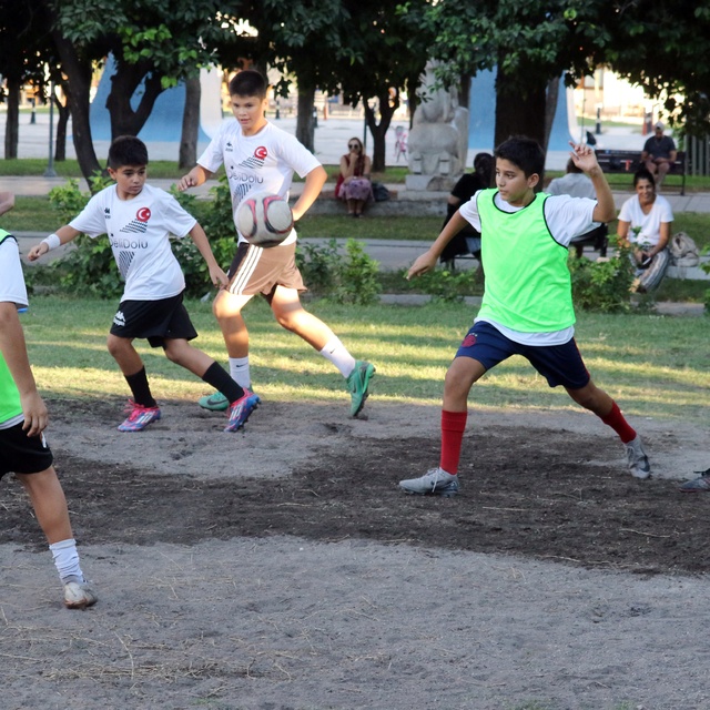 Muhtar, mahallesine futbol sahası kazandırdı