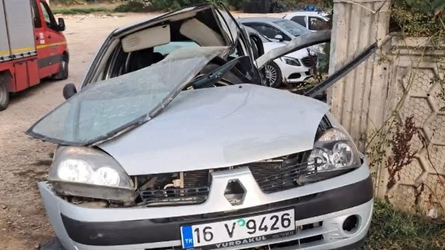 Bahçe duvarına çarpan otomobilde sıkışan sürücü ağır yaralandı