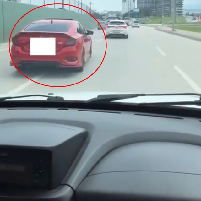 Trafikte makas atıp yarıştılar; o anlar kamerasında