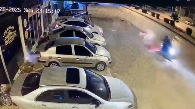 Adana'da oto galeriye silahlı saldırı ve yaşanan panik kamerada