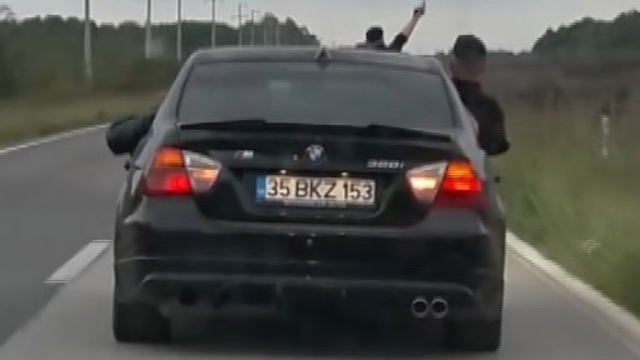 Düğün konvoyunda otomobillerden havaya ateş açtılar