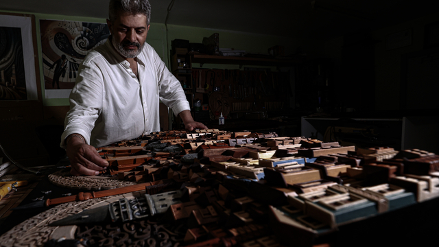 Farklı sanat dallarının birleşimiyle ortaya çıkan "neva" ile ahşap eserler üretiyor