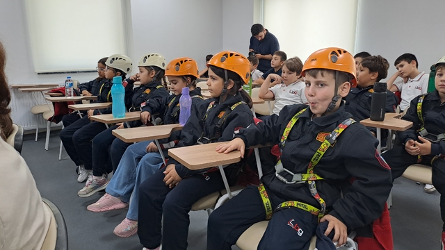 Sakarya'da ilkokul öğrencilerine simülasyonlu afet eğitimi verildi