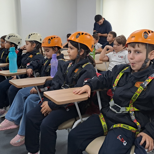 Sakarya'da ilkokul öğrencilerine simülasyonlu afet eğitimi verildi