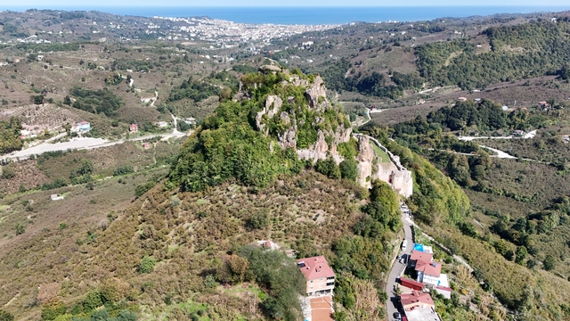 Ordu'daki 2 bin 500 yıllık Ünye Kalesi bölge turizmine katkı sunuyor