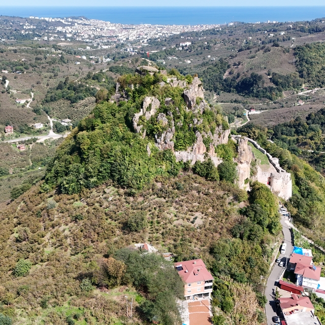Ordu'daki 2 bin 500 yıllık Ünye Kalesi bölge turizmine katkı sunuyor