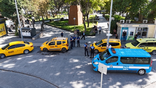 Büyükşehir Belediyesi zabıta ekipleri, taksi ve durakları denetledi