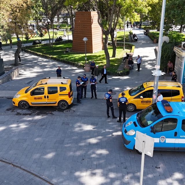 Büyükşehir Belediyesi zabıta ekipleri, taksi ve durakları denetledi