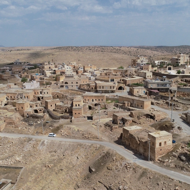 Süryaniler terör nedeniyle terk etmek zorunda kaldıkları topraklarına dönüy...