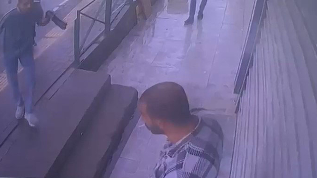 Yol kenarında bekleyen husumetlisini pompalı tüfekle vurdu; o anlar kamerada