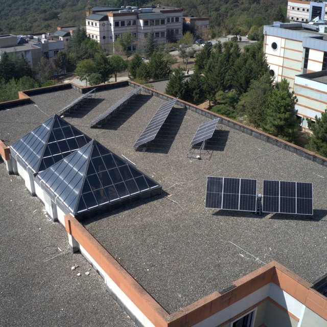 Kocaeli Üniversitesinde güneşi takip eden panellerle mühendislik fakültesin...