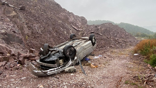 Şarampole devrilen otomobilin sürücüsü ağır yaralandı