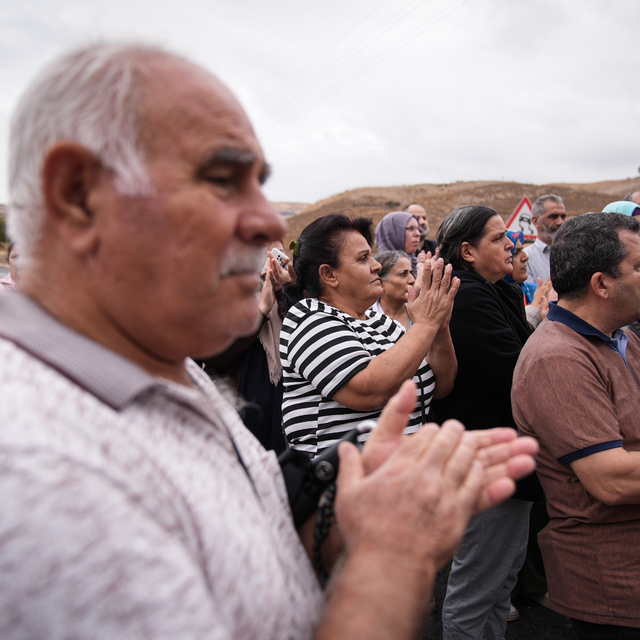 İzmir'de mahalle sakinleri çöp depolama alanının yolunu kapattı