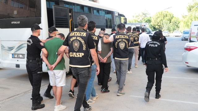Antalya'da suç örgütü operasyonunda yakalanan 2 şüpheli tutuklandı