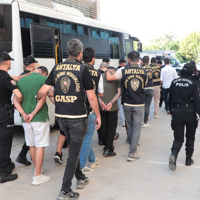 Antalya'da suç örgütü operasyonunda yakalanan 2 şüpheli tutuklandı