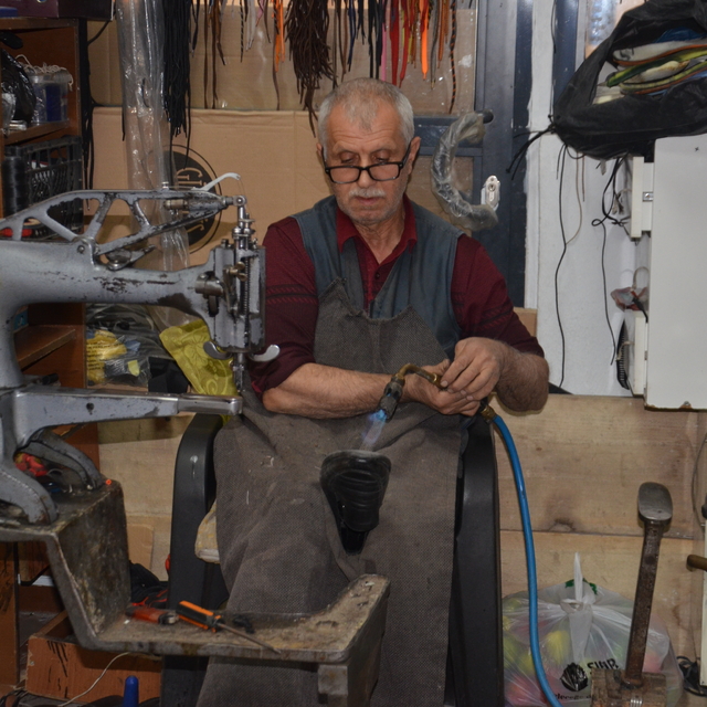 Muşlu "Fikret Usta" 45 yıldır ayakkabı tamir ediyor