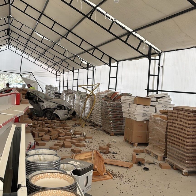 Bilecik'te mama üretim çadırına giren otomobilin sürücüsü yaralandı