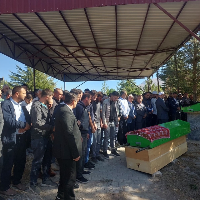 Gazdan zehirlenen anne ile kızı yan yana toprağa verildi