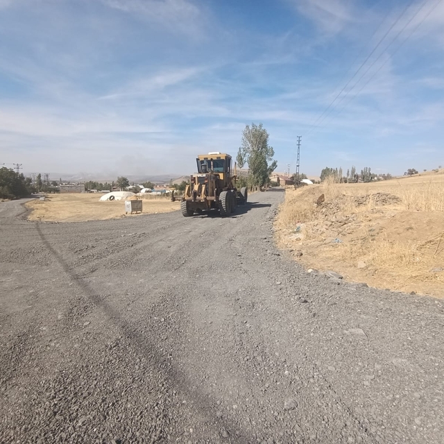 Güroymak'ta yol çalışmaları sürüyor