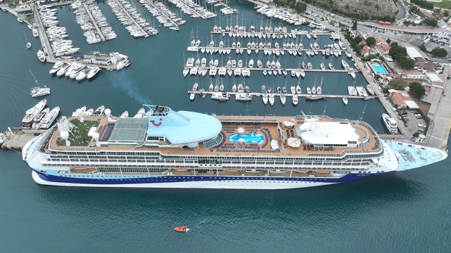 "Marella Discovery 2" kruvaziyeri Marmaris'e 1695 turist getirdi