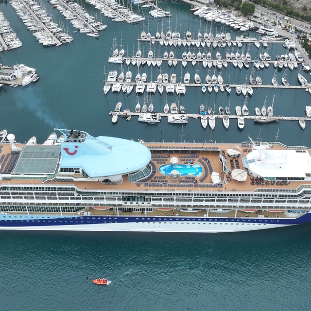 "Marella Discovery 2" kruvaziyeri Marmaris'e 1695 turist getirdi