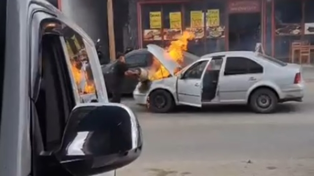 Otomobilde çıkan yangını esnaf söndürdü