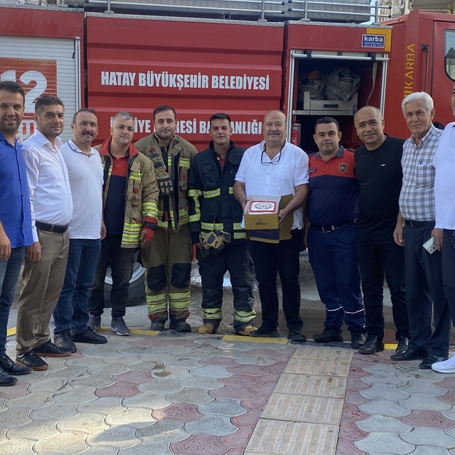 Hatay'da muhtarlardan yangın ihbarına giden itfaiye ekiplerine sürpriz kutl...