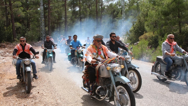 Antalya'daki Yöresel Ürünler Festivali'nde "Yörük göçü" canlandırıldı
