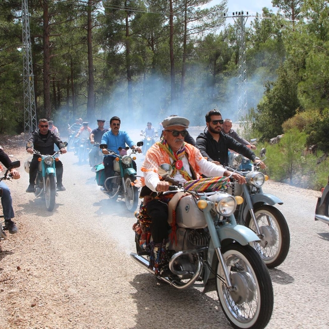 Antalya'daki Yöresel Ürünler Festivali'nde "Yörük göçü" canlandırıldı