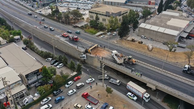 İzmir'de viyadükte asılı kalan tırın sürücüsü yaralandı