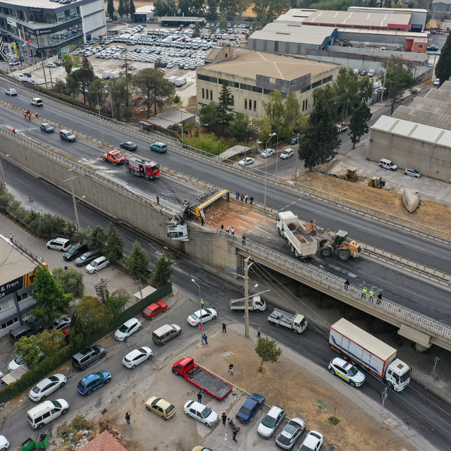 İzmir'de viyadükte asılı kalan tırın sürücüsü yaralandı